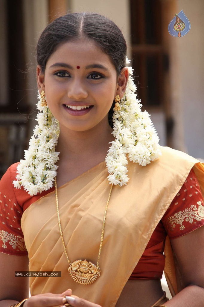 Nanbargal Kavanathirku Tamil Movie Hot Stills - 16 / 37 photos