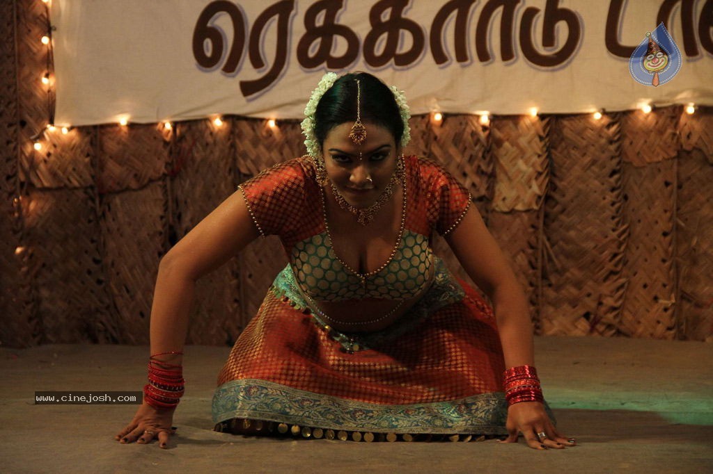 Nanbargal Kavanathirku Tamil Movie Hot Stills - 18 / 37 photos