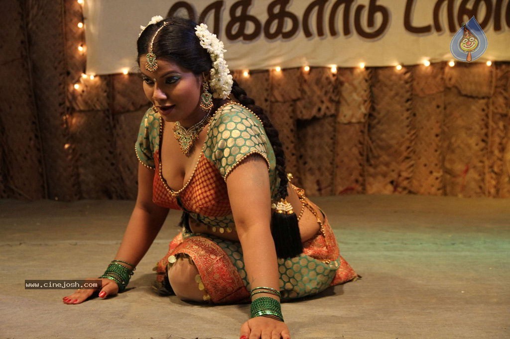 Nanbargal Kavanathirku Tamil Movie Hot Stills - 20 / 37 photos