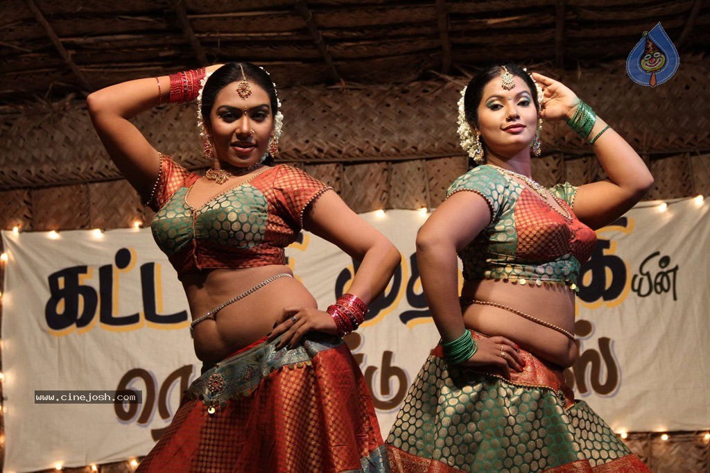 Nanbargal Kavanathirku Tamil Movie Hot Stills - 22 / 37 photos