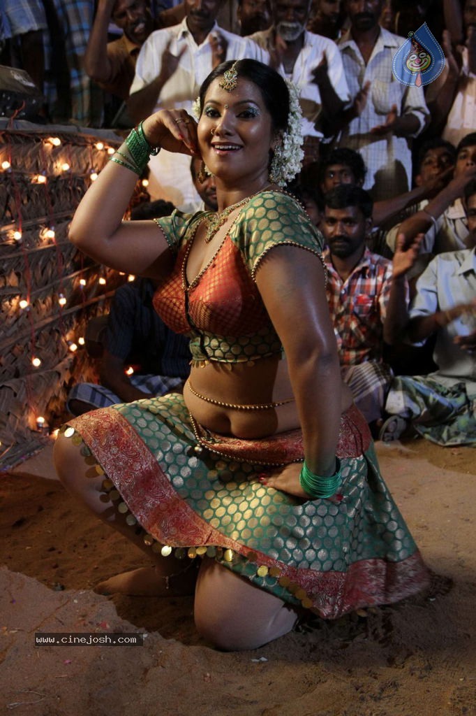 Nanbargal Kavanathirku Tamil Movie Hot Stills - 23 / 37 photos