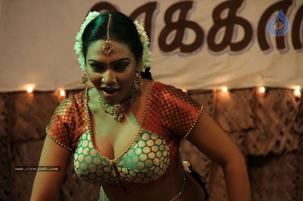 Nanbargal Kavanathirku Tamil Movie Hot Stills - 24 / 37 photos