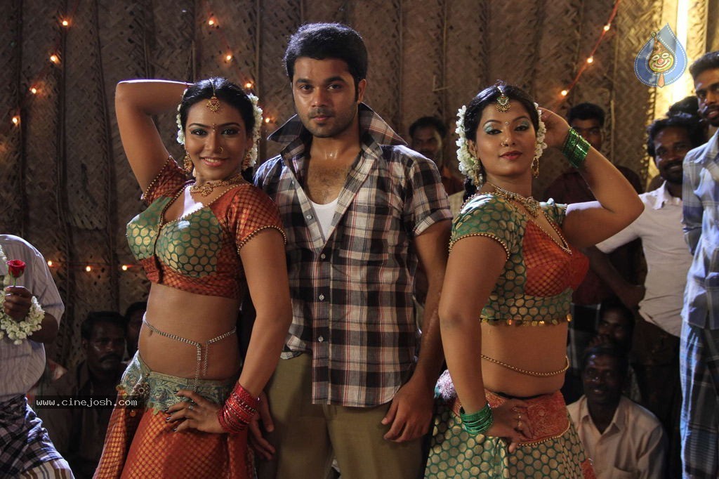 Nanbargal Kavanathirku Tamil Movie Hot Stills - 28 / 37 photos