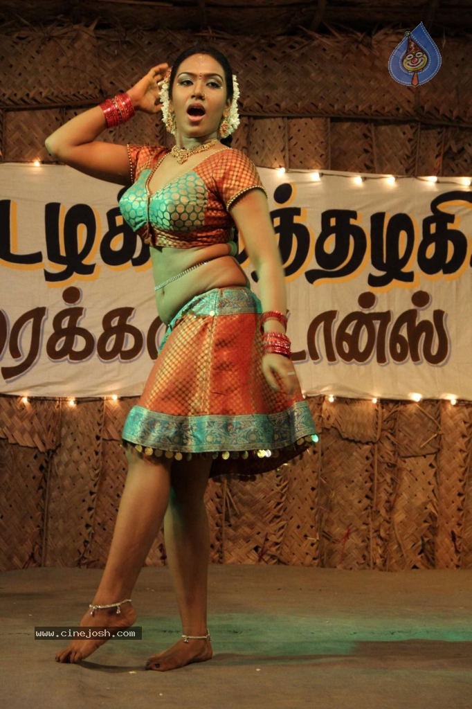 Nanbargal Kavanathirku Tamil Movie Hot Stills - 32 / 37 photos