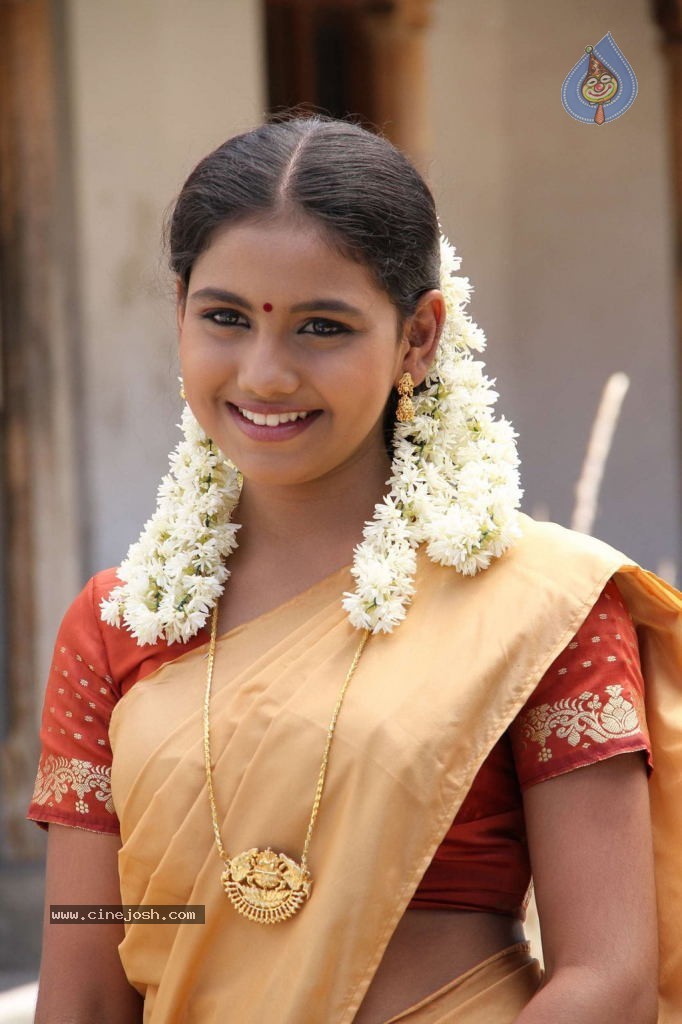 Nanbargal Kavanathirku Tamil Movie Hot Stills - 35 / 37 photos