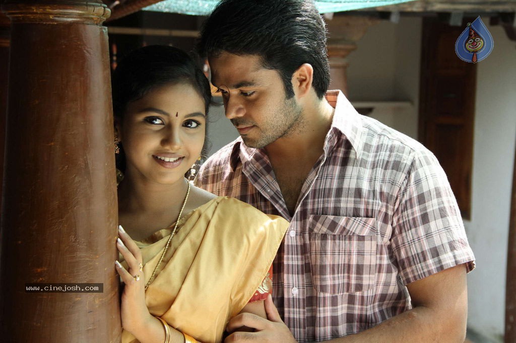 Nanbargal Kavanathirku Tamil Movie Hot Stills - 37 / 37 photos