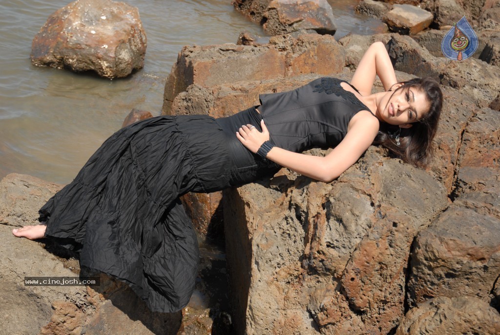 Nayanthara New Hot Stills - 34 / 80 photos