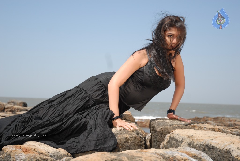 Nayanthara New Hot Stills - 41 / 80 photos