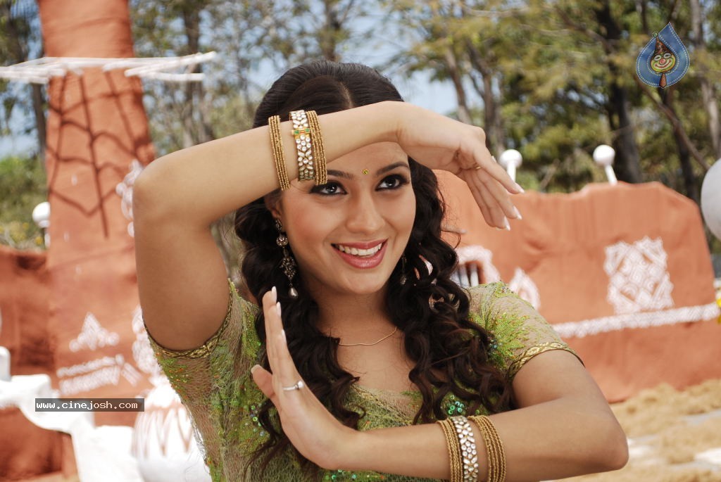 Neelam Upadhyay Hot Photos - 29 / 53 photos