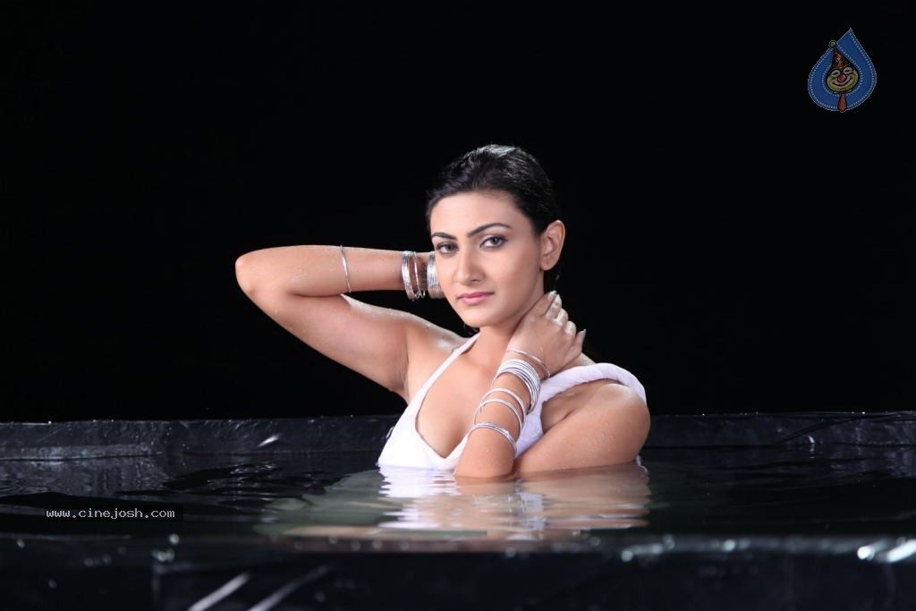 Neelam Upadhyay Hot Pics - 11 / 56 photos