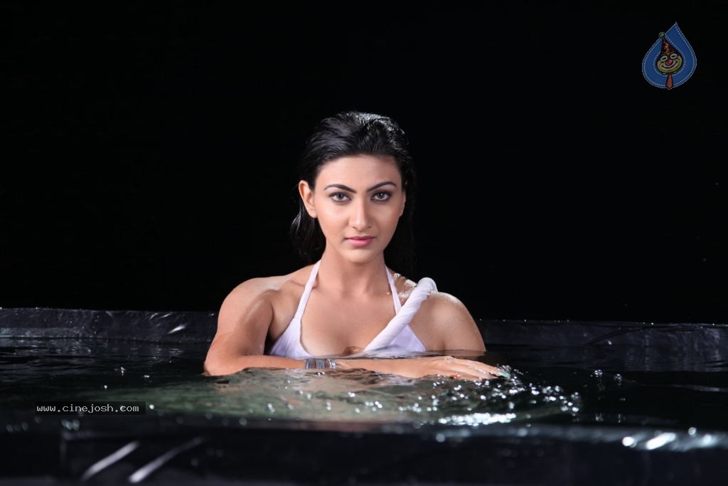 Neelam Upadhyay Hot Pics - 33 / 56 photos