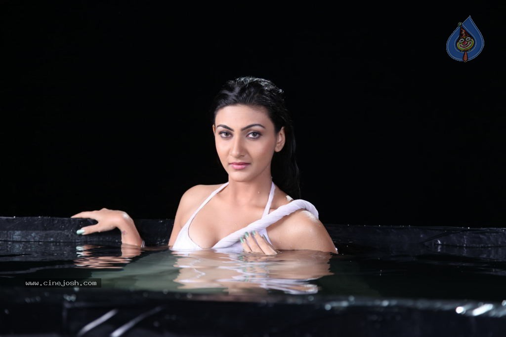 Neelam Upadhyay Hot Pics - 54 / 56 photos