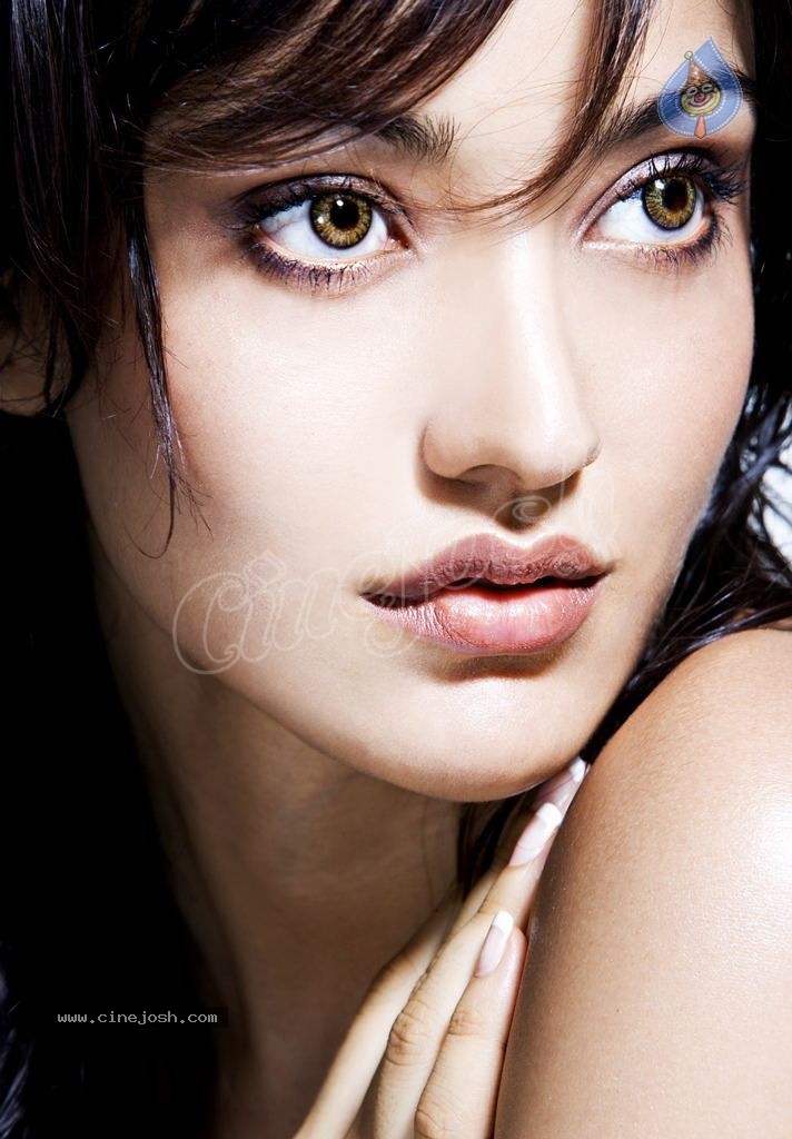 Neha Sharma Hot Photos - 4 / 20 photos