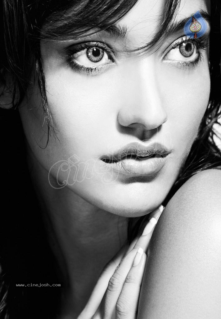 Neha Sharma Hot Photos - 9 / 20 photos