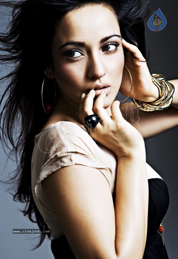 Neha Sharma Hot Photos - 17 / 20 photos