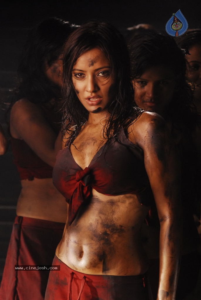 Neha Sharma Hot Stills - 35 / 40 photos
