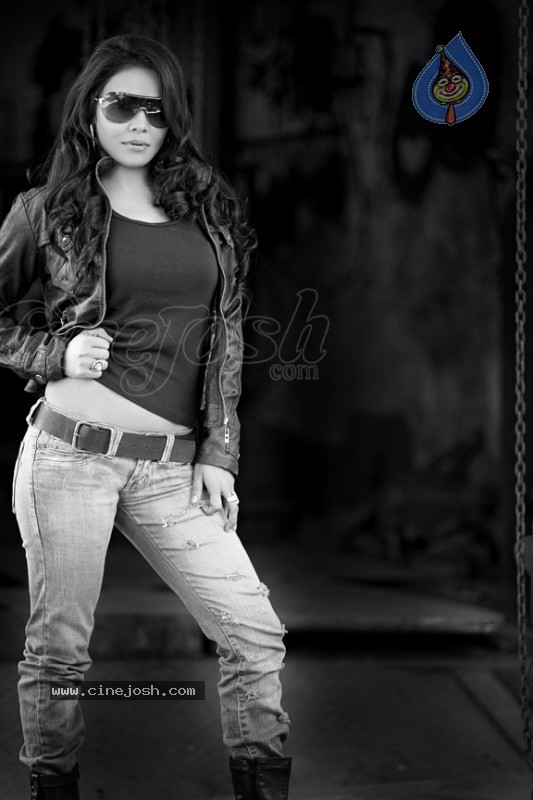 Nikita Rawal Hot Photo Shoot - 12 / 20 photos