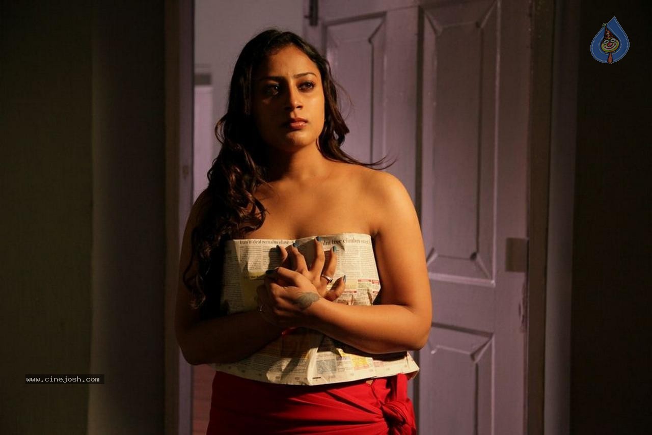 Nirayutham Tamil Movie Spicy Stills - 25 / 30 photos