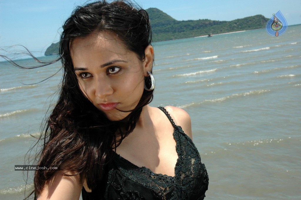 Nisha Kothari New Hot Stills - 9 / 57 photos