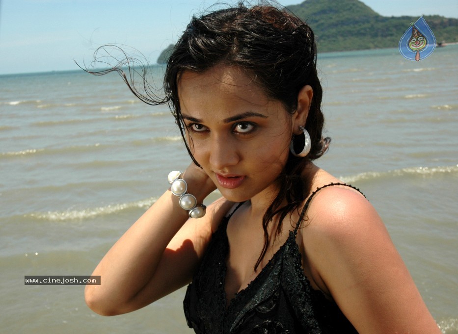 Nisha Kothari New Hot Stills - 41 / 57 photos