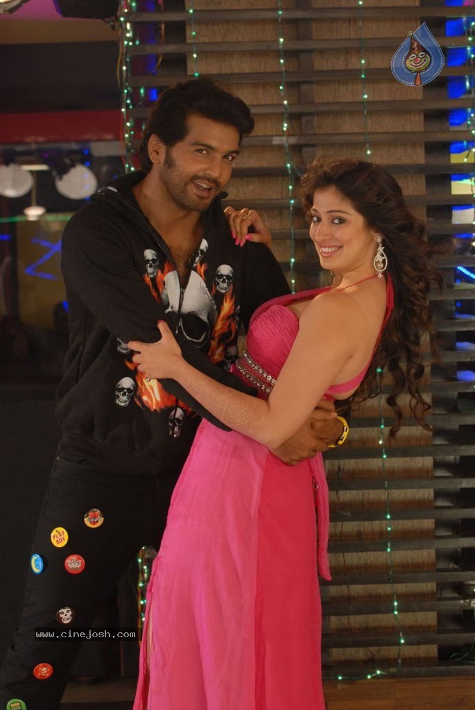 Onbathula Guru Tamil Movie Hot Stills - 55 / 66 photos
