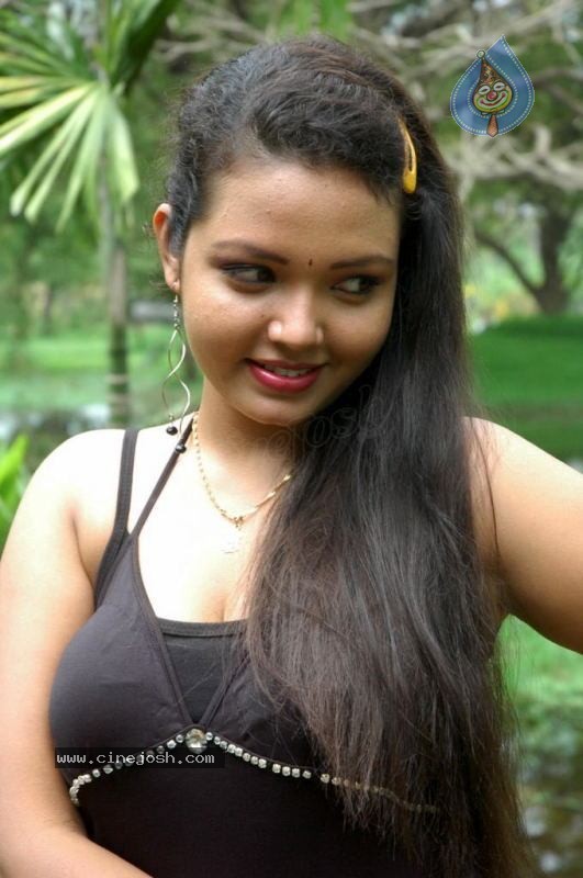 Oru Santhipil Tamil Movie Spicy Stills - 6 / 37 photos