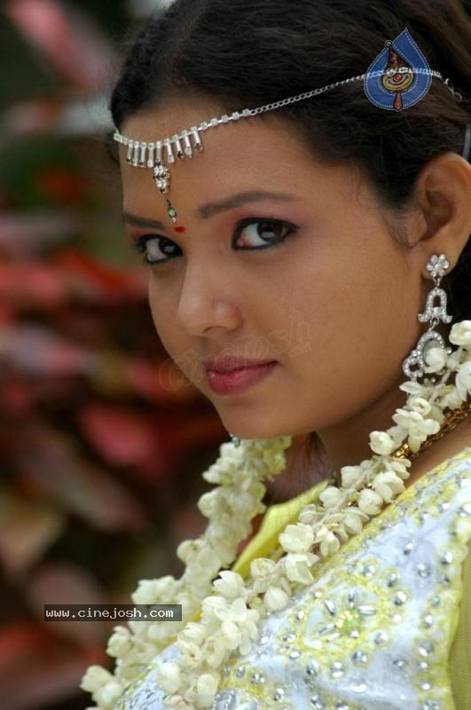 Oru Santhipil Tamil Movie Spicy Stills - 28 / 37 photos
