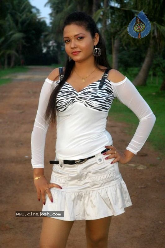 Oru Santhipil Tamil Movie Spicy Stills - 36 / 37 photos