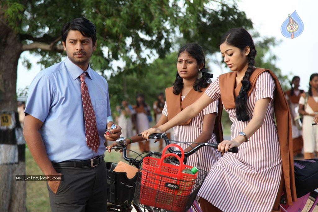 Paagan Tamil Movie Hot Stills - 37 / 61 photos