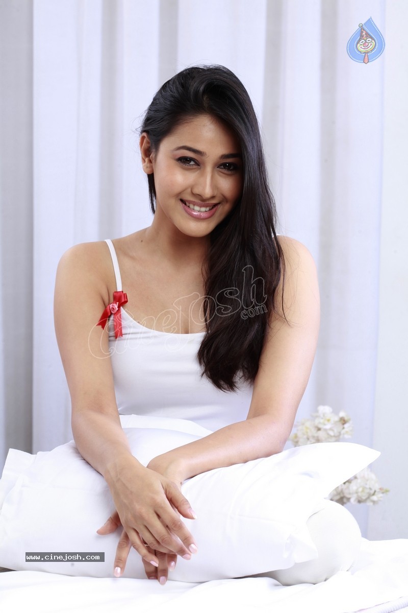 Panchi Bora Hot Stills - 14 / 58 photos