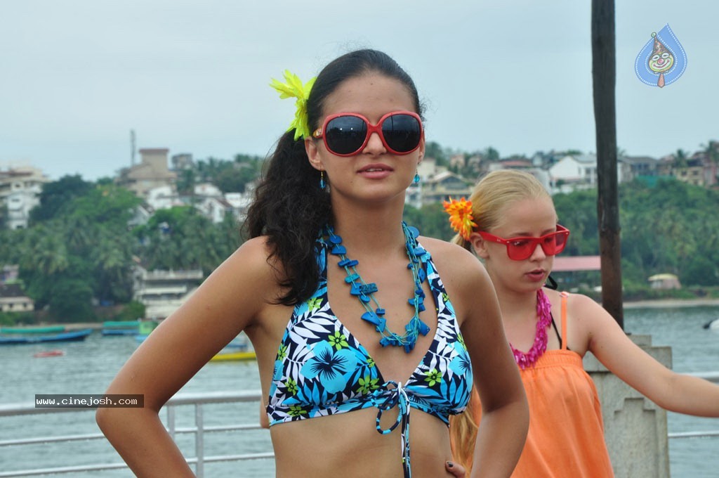 Paravai Tamil Movie Spicy Stills - 17 / 100 photos