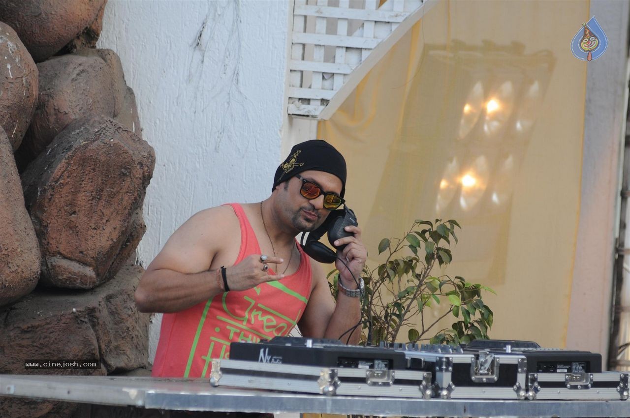 Party Punjabi Style On Location - 17 / 29 photos
