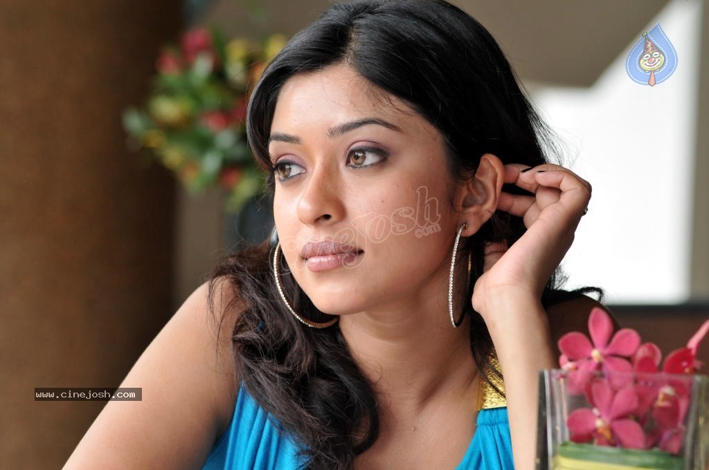 Payal Ghosh Spicy Photo Gallery - 33 / 103 photos
