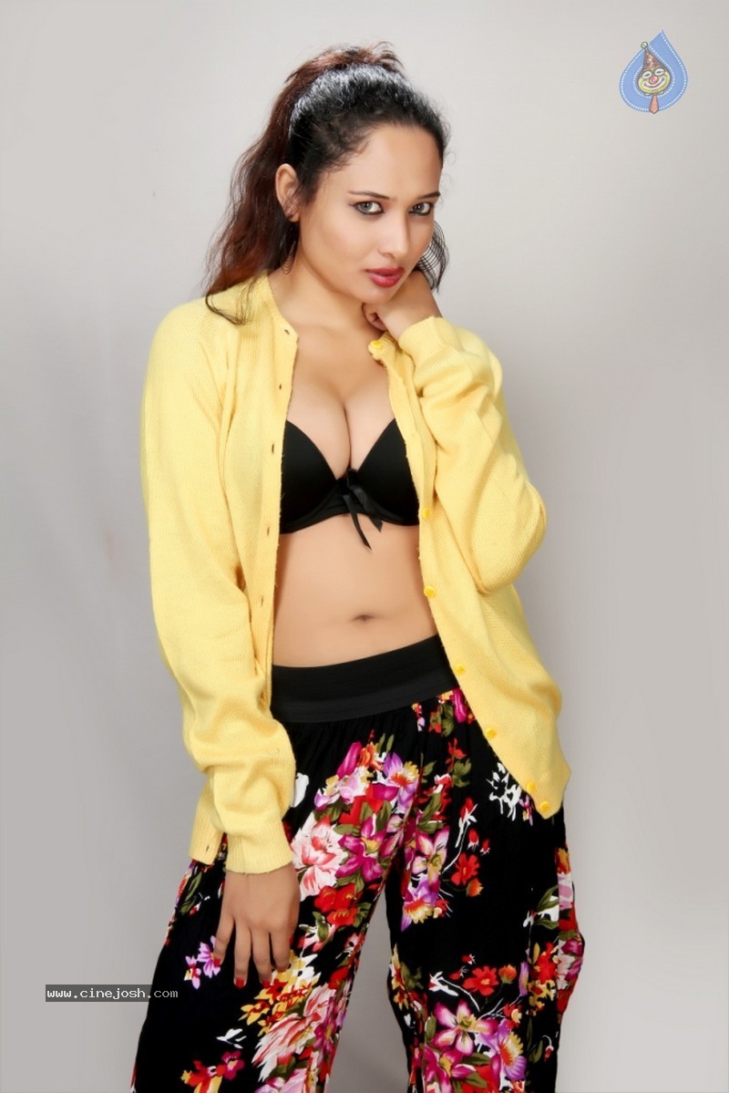 Pearl De Souza Spicy Stills - 8 / 19 photos