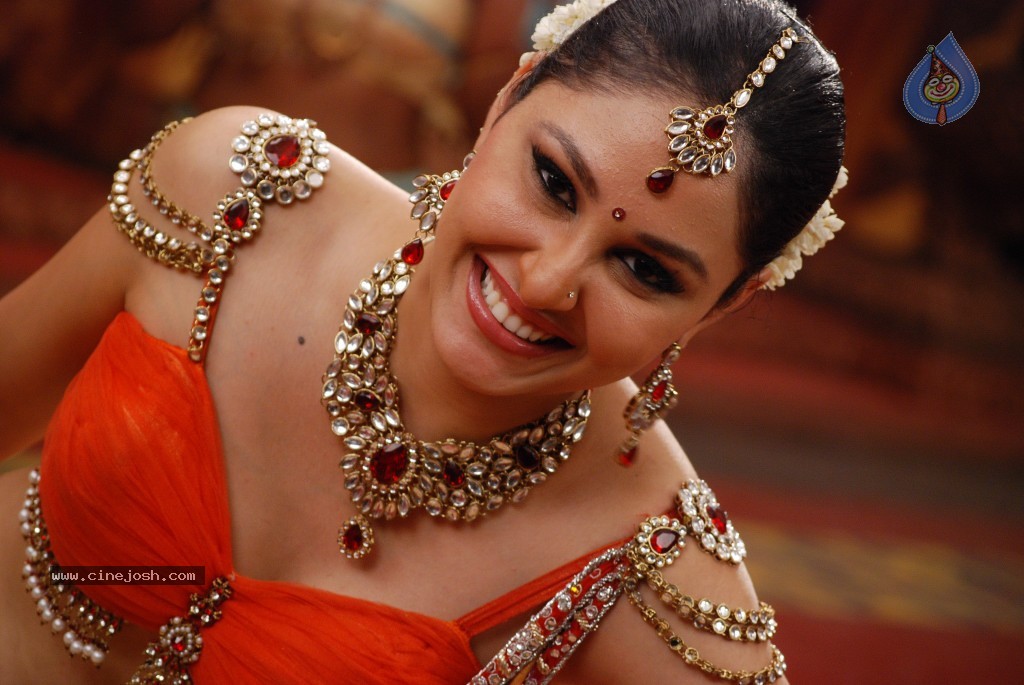 Pooja Chopra Hot Stills - 30 / 88 photos