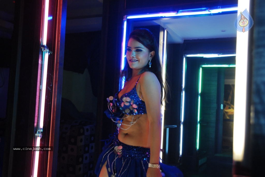 Pooja Hot Stills - 32 / 39 photos