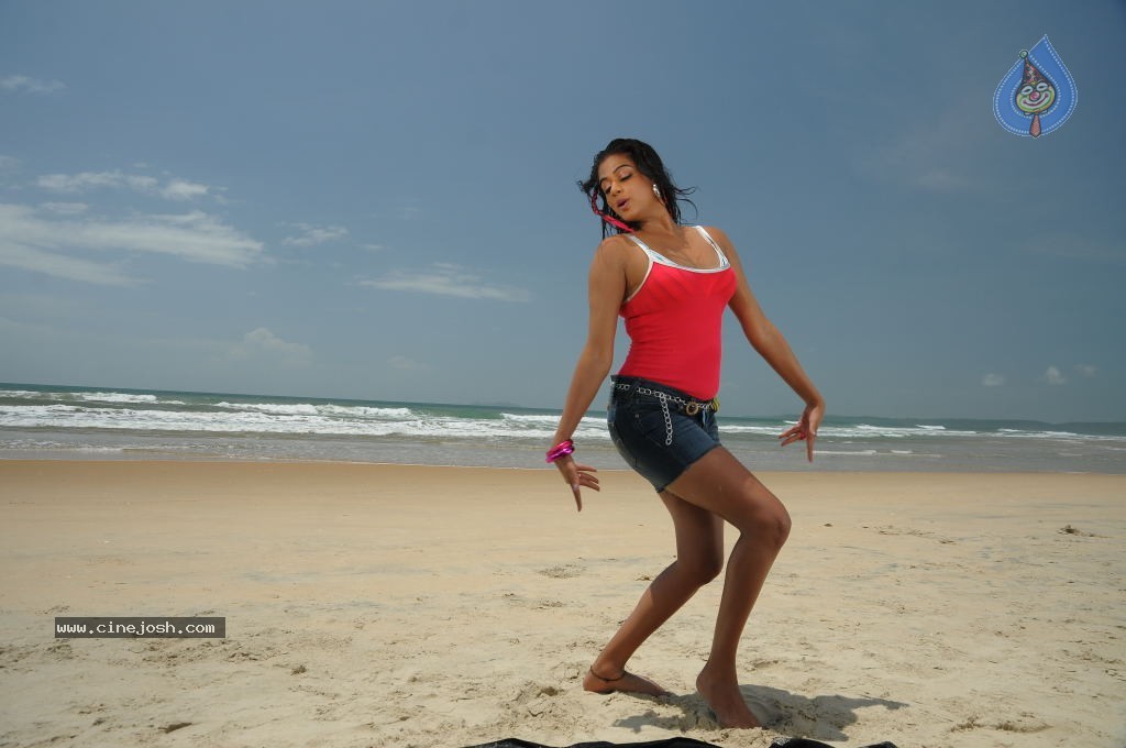 Priyamani Spicy Stills in Raaj Movie - 26 / 34 photos