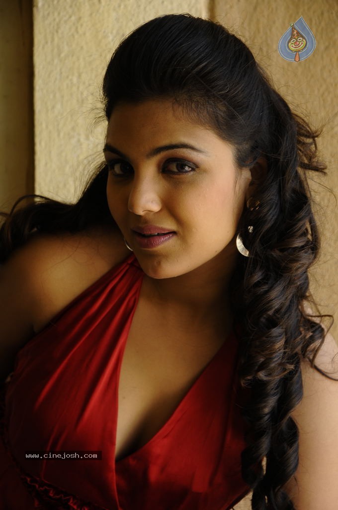 Priyanka Tiwari Hot Stills - 31 / 43 photos