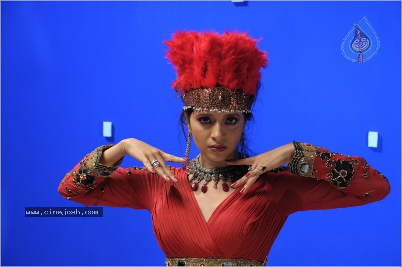 Reema Sen Spicy Stills In Yuganiki Okkadu Movie - 1 / 29 photos