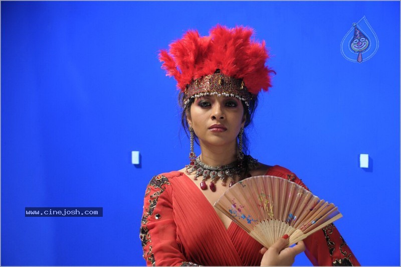 Reema Sen Spicy Stills In Yuganiki Okkadu Movie - 3 / 29 photos