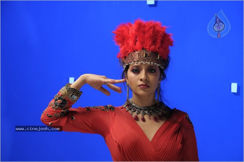 Reema Sen Spicy Stills In Yuganiki Okkadu Movie - 16 / 29 photos