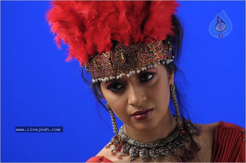 Reema Sen Spicy Stills In Yuganiki Okkadu Movie - 23 / 29 photos