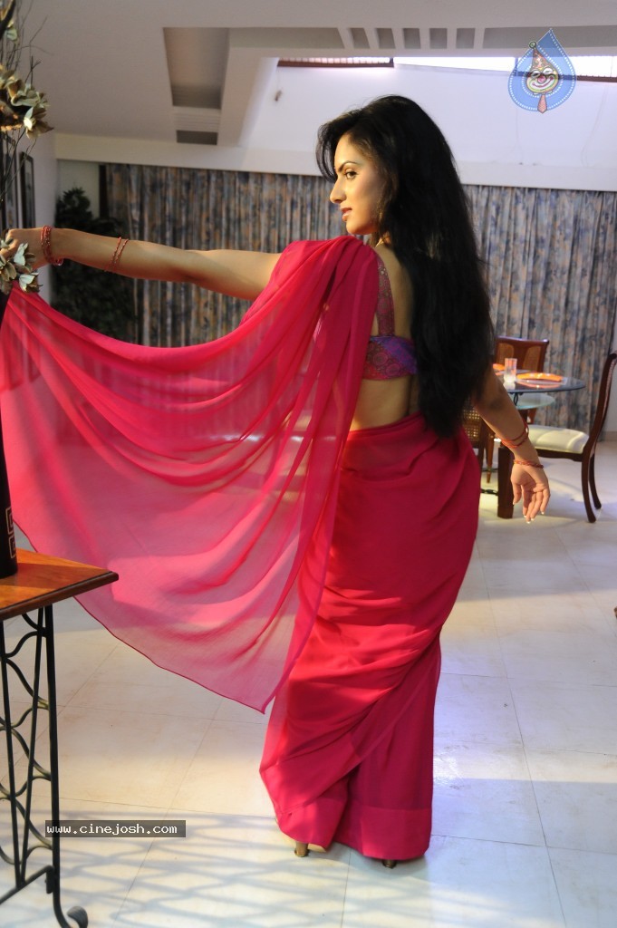 Reetu Kaur Hot Photos - 51 / 58 photos