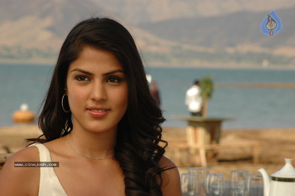Ria Chakravarthi Spicy Stills - 27 / 70 photos