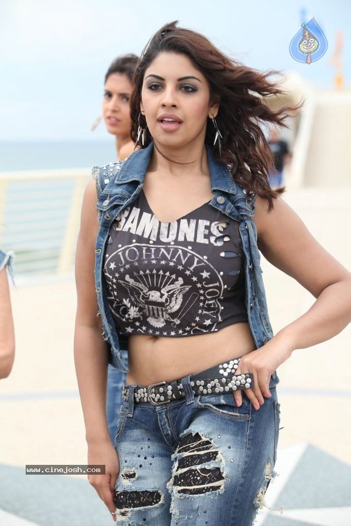 Richa Gangopadhyay Spicy Photos - 75 / 87 photos