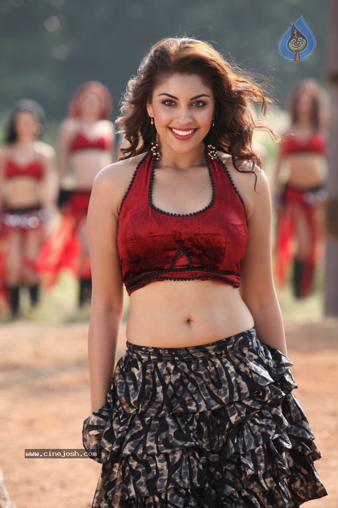 Richa Gangopadhyay Spicy Photos - 20 / 76 photos