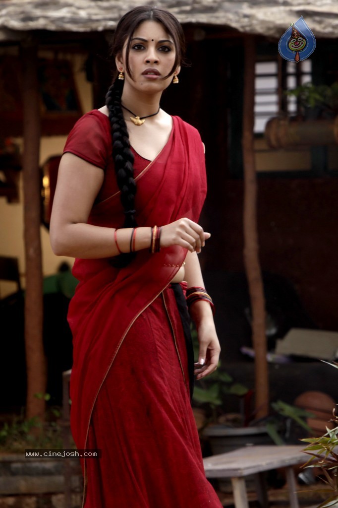 Richa Gangopadhyay Spicy Pics - 14 / 65 photos