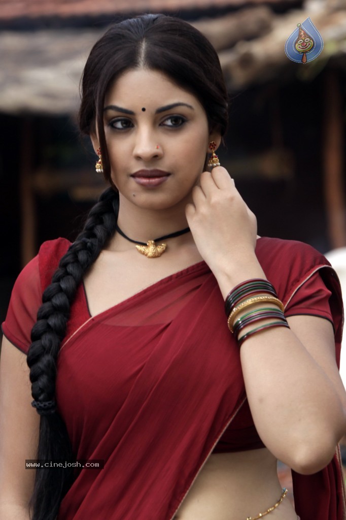 Richa Gangopadhyay Spicy Pics - 23 / 65 photos