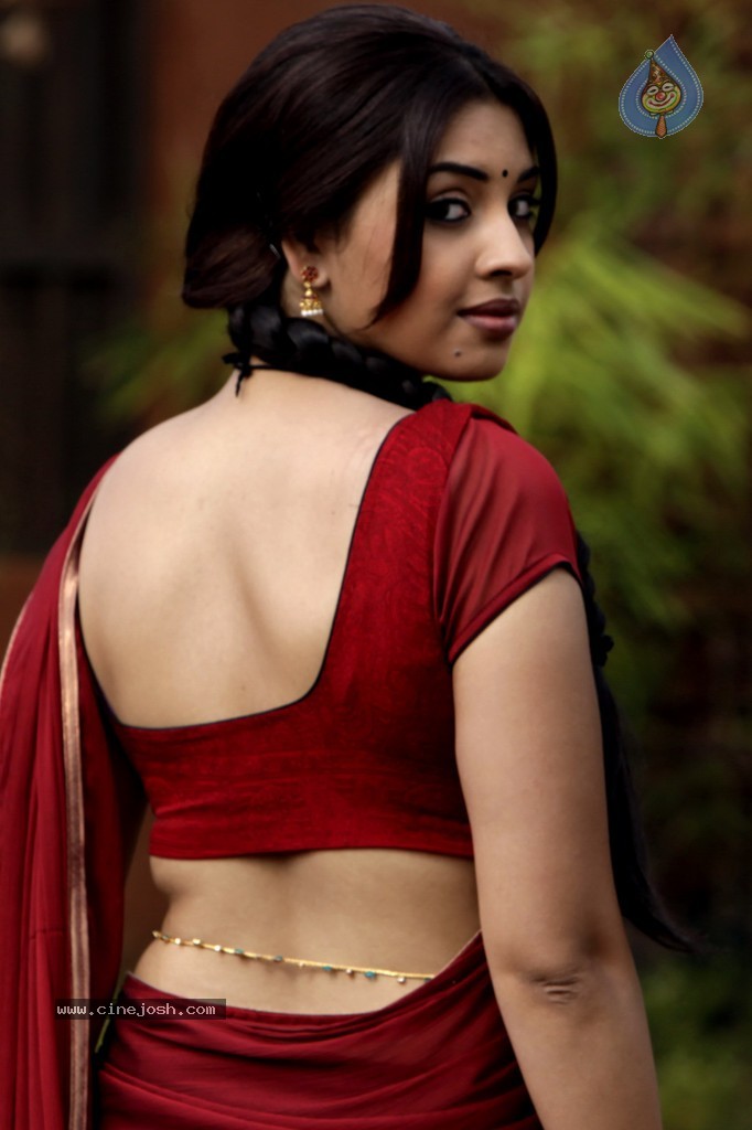 Richa Gangopadhyay Spicy Pics - 26 / 65 photos