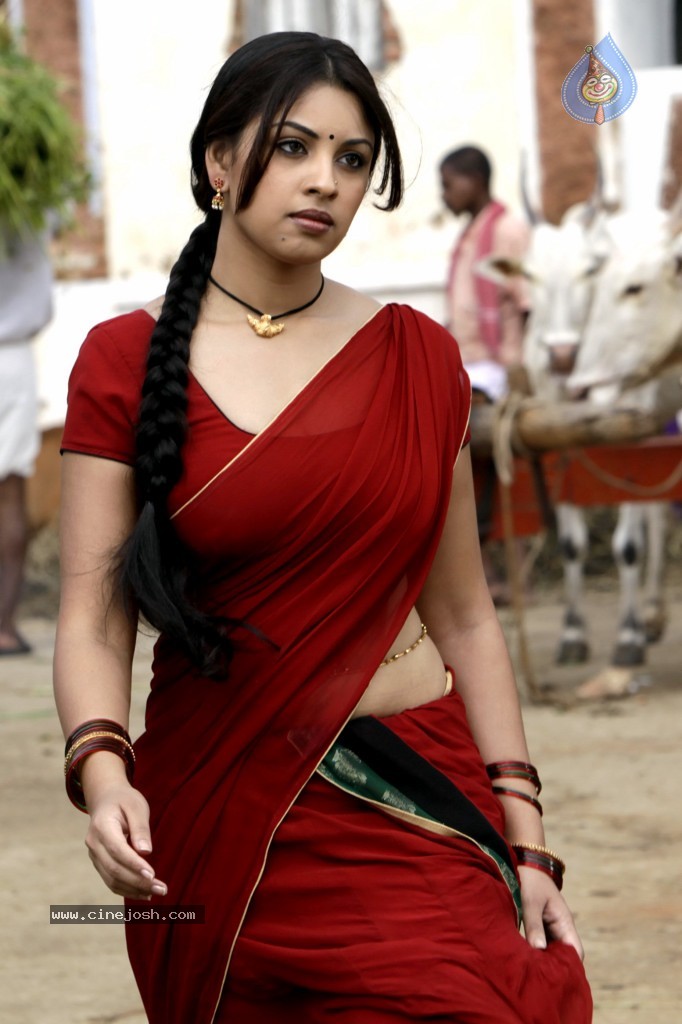 Richa Gangopadhyay Spicy Pics - 28 / 65 photos